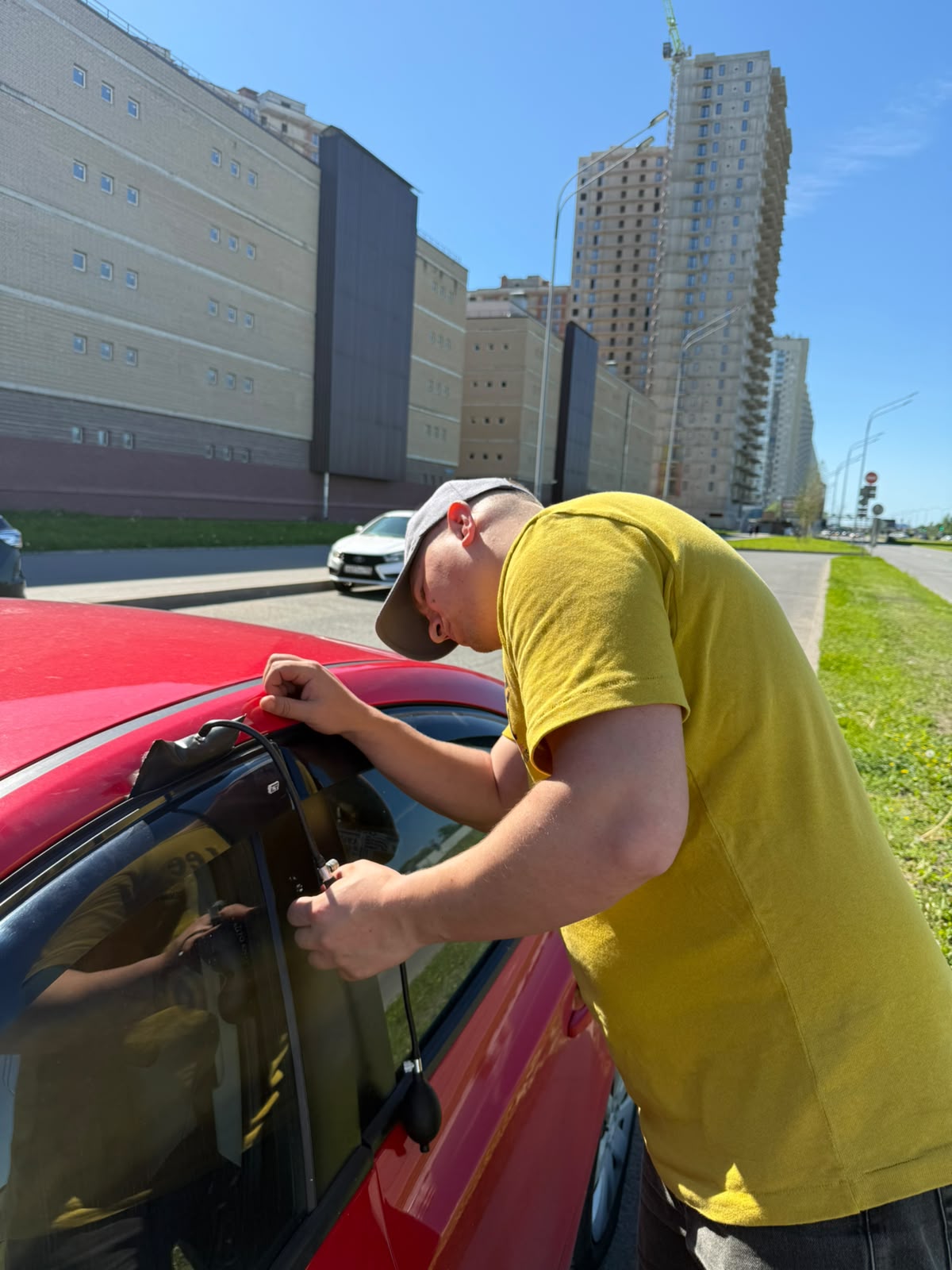 Аварийное вскрытие автомобиля мастером в Сосновом Бору